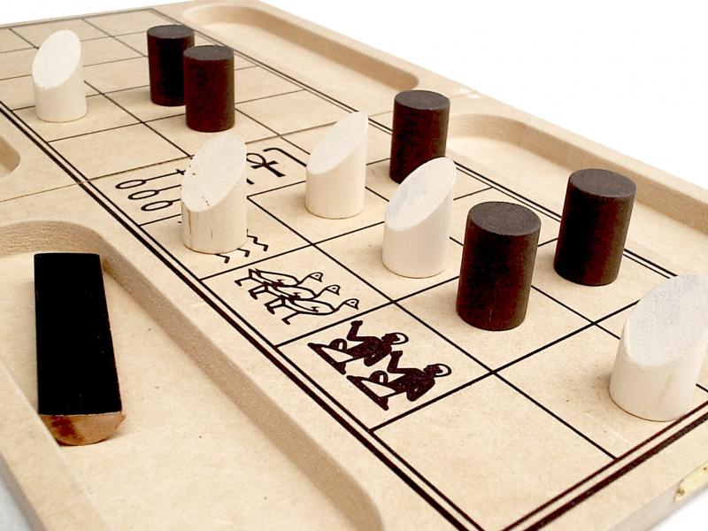 Senet: um dos jogos de tabuleiro mais antigos do mundo • Lambrequim